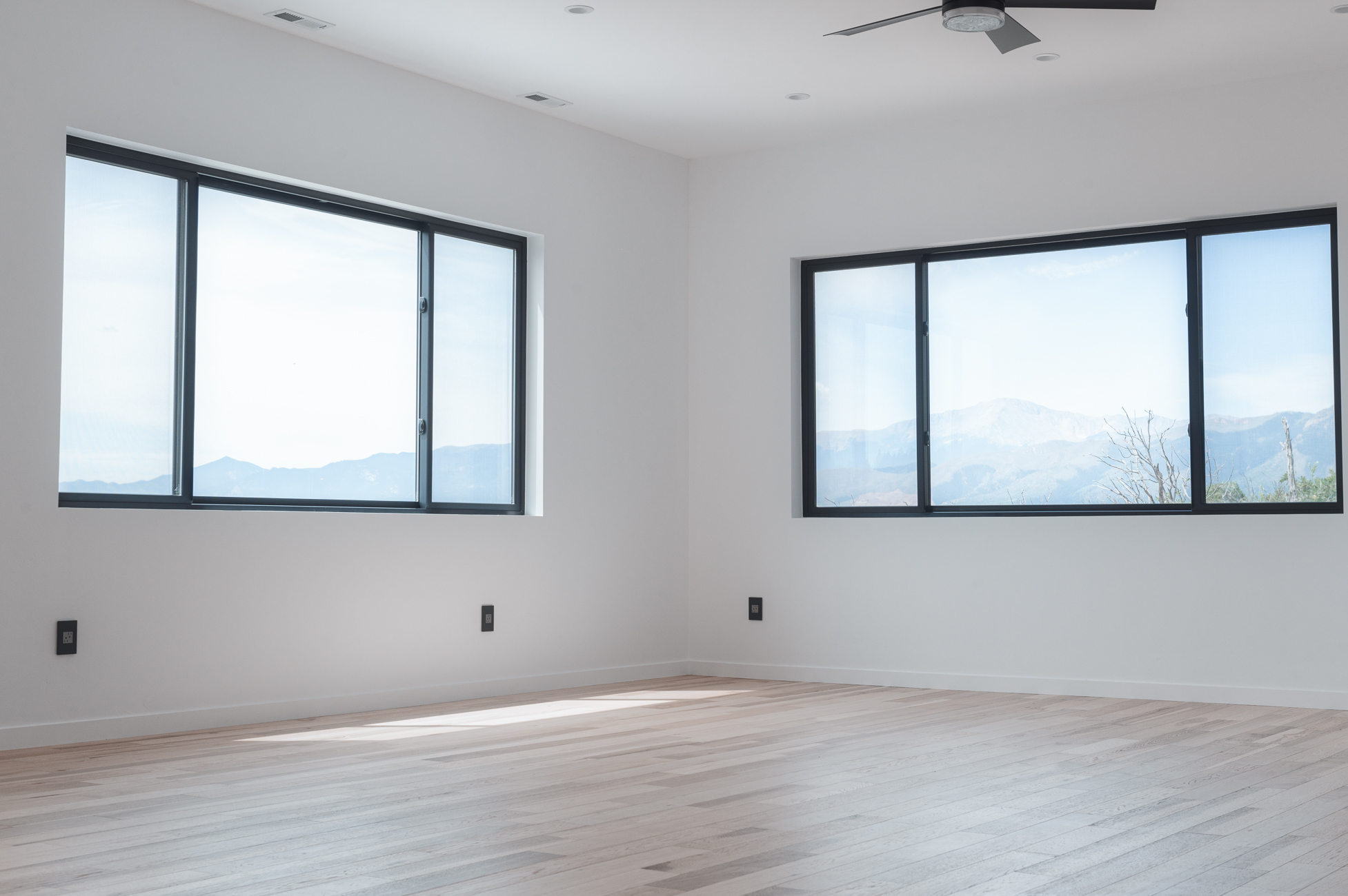 Unfurnished room with views of the mountains